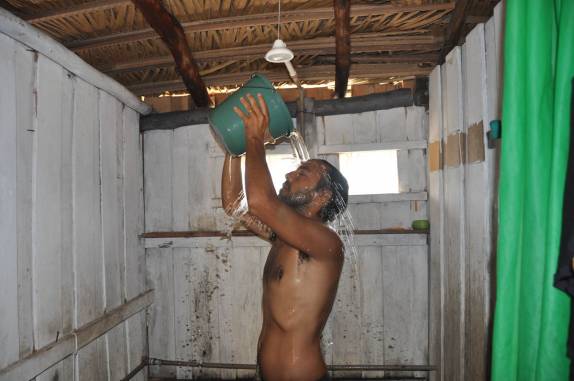 Tomando banho de balde na pousada na Ilha de Lençóis, nas Reentrâncias Maranhenses - MA
